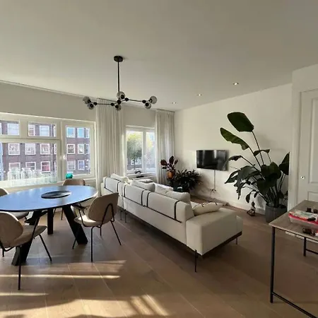 Fully Renovated Two Bedroom In The Centre Of Apartment